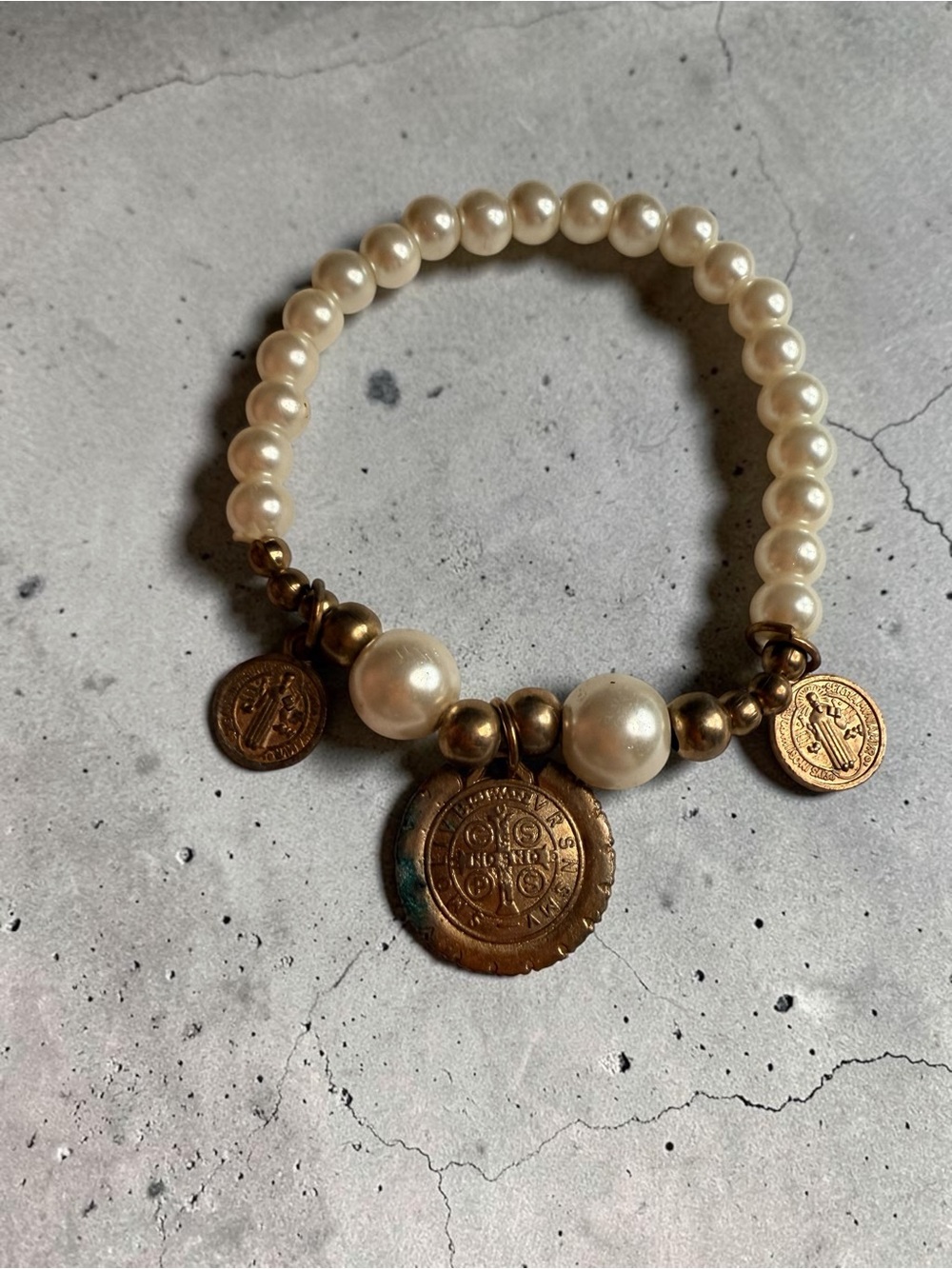 Pearl and Gold Charm Stretch Bracelet - Ivory Pearls with Gold Coins